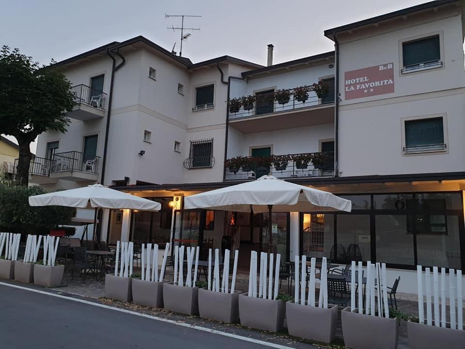 Hotel La Favorita ペスキエーラ・デル・ガルダ エクステリア 写真