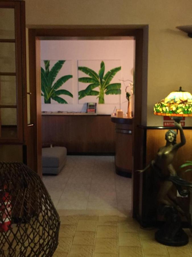Hotel La Favorita ペスキエーラ・デル・ガルダ エクステリア 写真